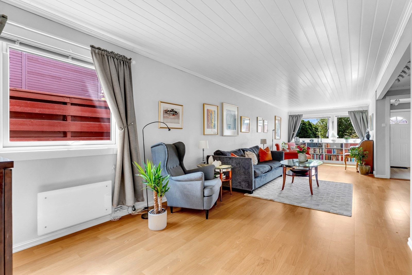 Det er gode vindusflater som slipper inn rikelig med naturlig lys inn i boligen. Galleribilde