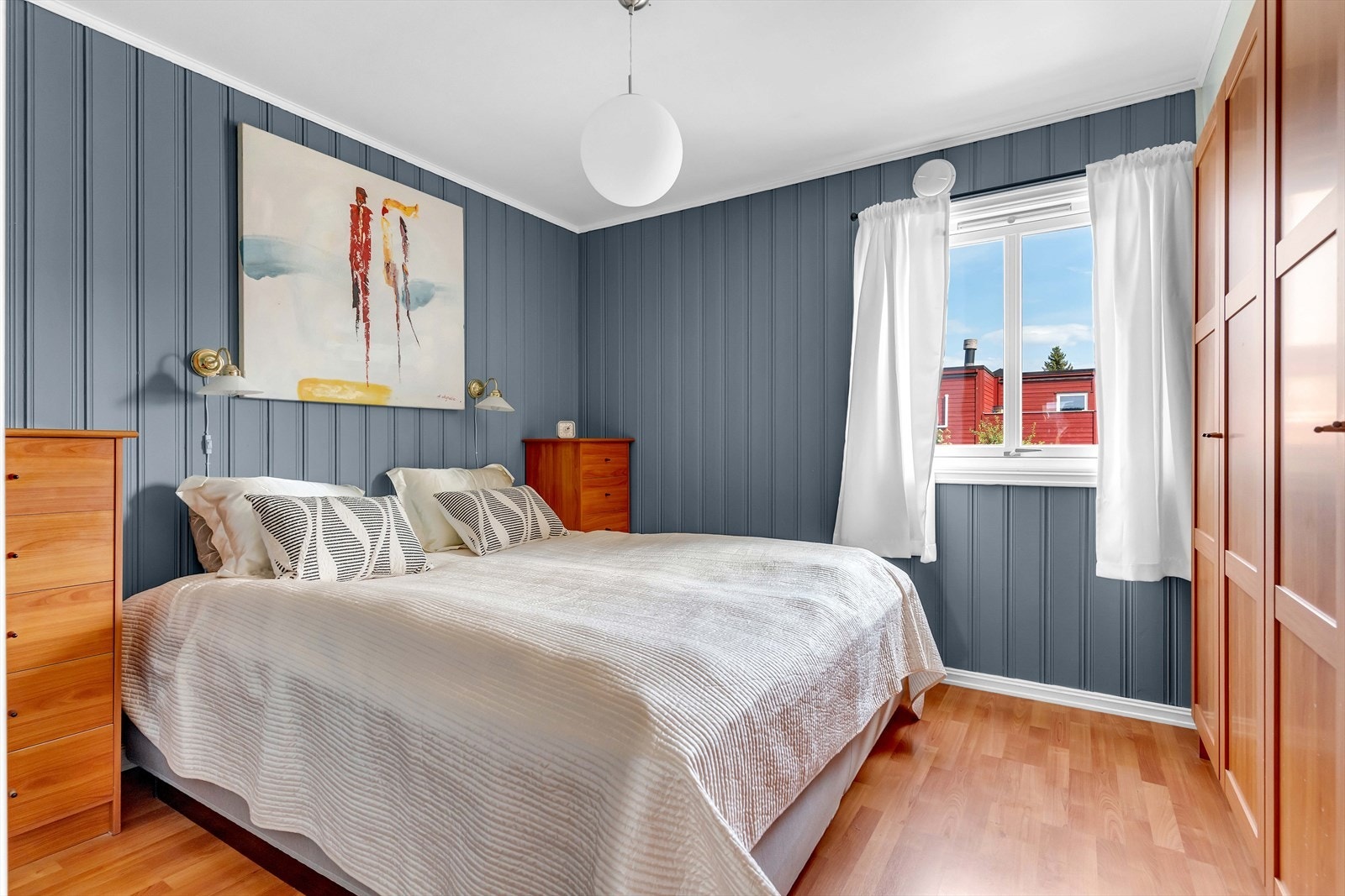 2. etasjen består av fire soverom, bad og innvendig bod. Hovedsoverommet er av god størrelse, og har god plass til dobbeltseng og nattbord. Galleribilde