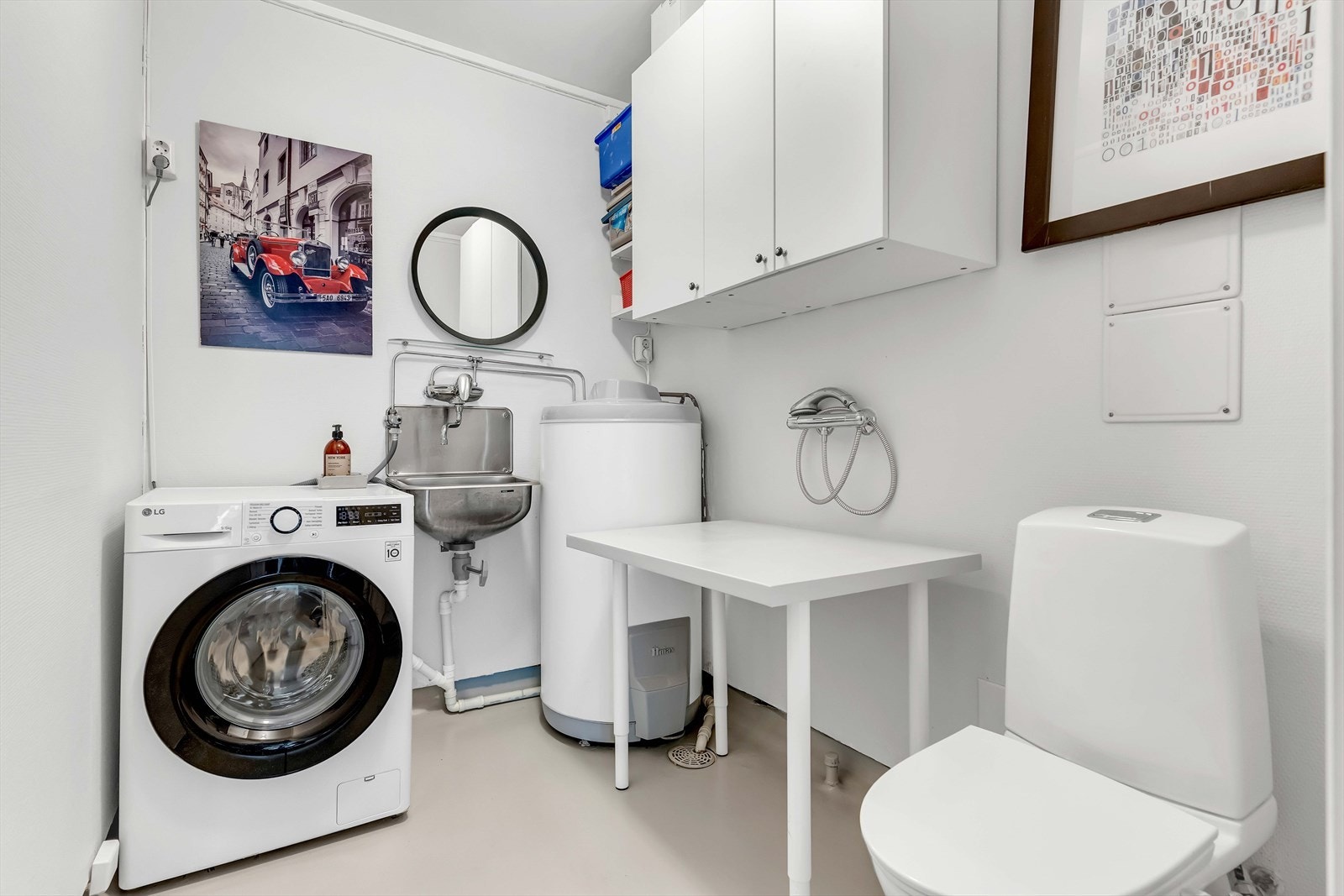 Vaskerom med adkomst fra kjøkkenet. Her er det vegghengt skap, opplegg for vaskemaskin og tørketrommel, utslagsvask, samt gulvstående klosett. Galleribilde