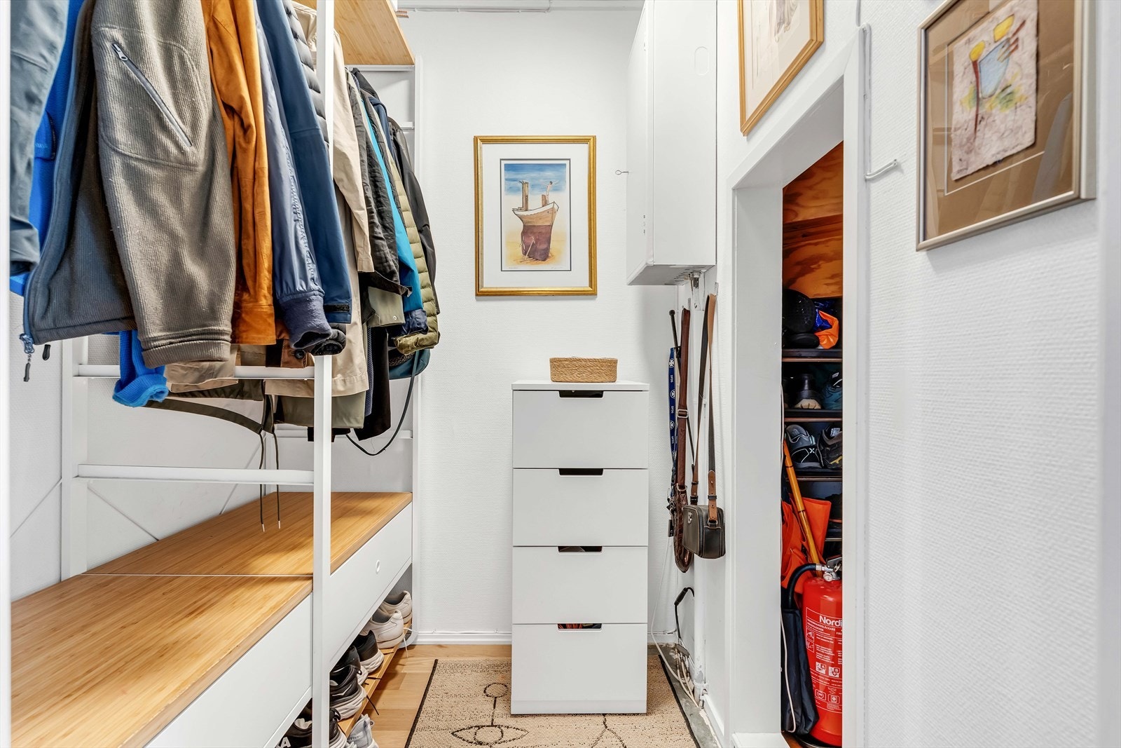 Fra entreen er det tilgang til en praktisk innvendig bod. Galleribilde