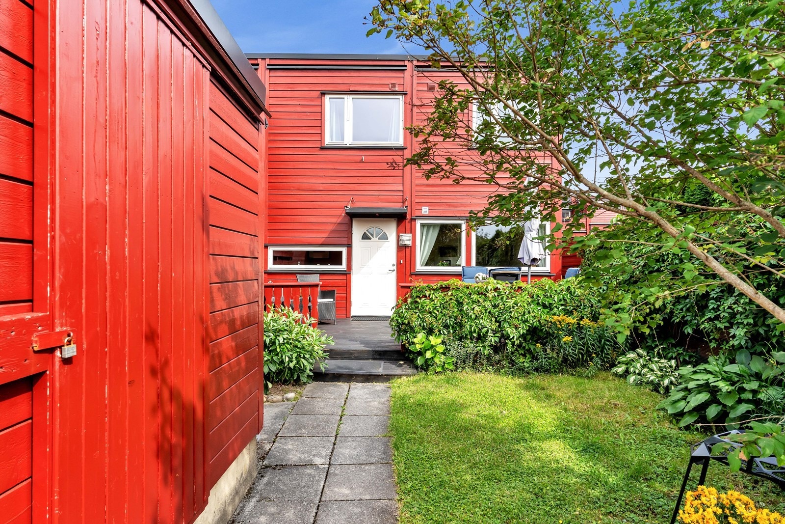 Det er en utebod på ca. 5 kvm, perfekt for gressklipper og hageredskaper. Galleribilde