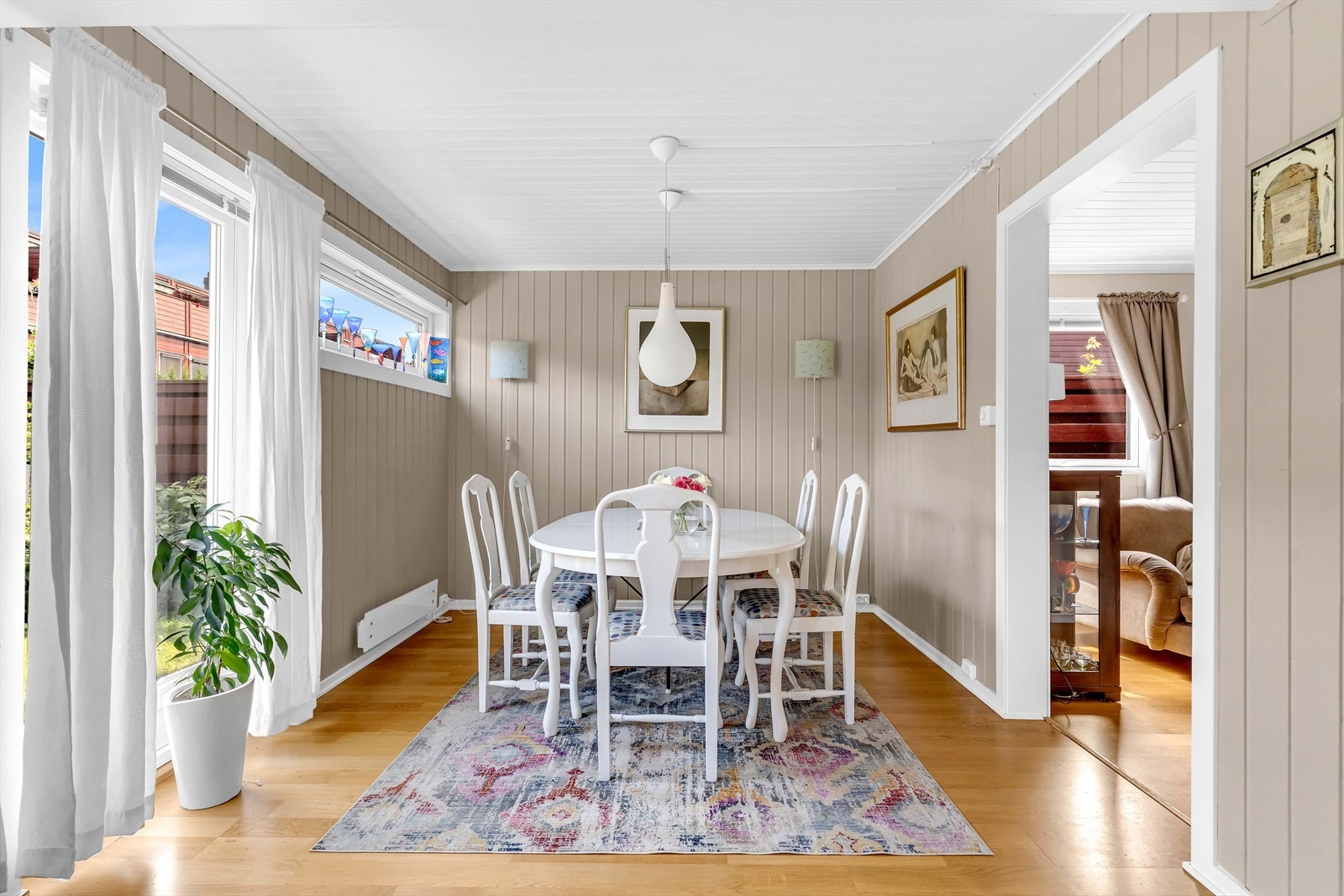 Spisestuen er adskilt fra stuen, og har god plass til både venner og familie. Galleribilde