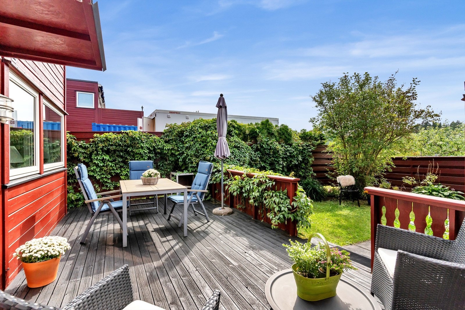 Det er i tillegg til terrassen, tilgang til en lettstelt hageflekk. Galleribilde