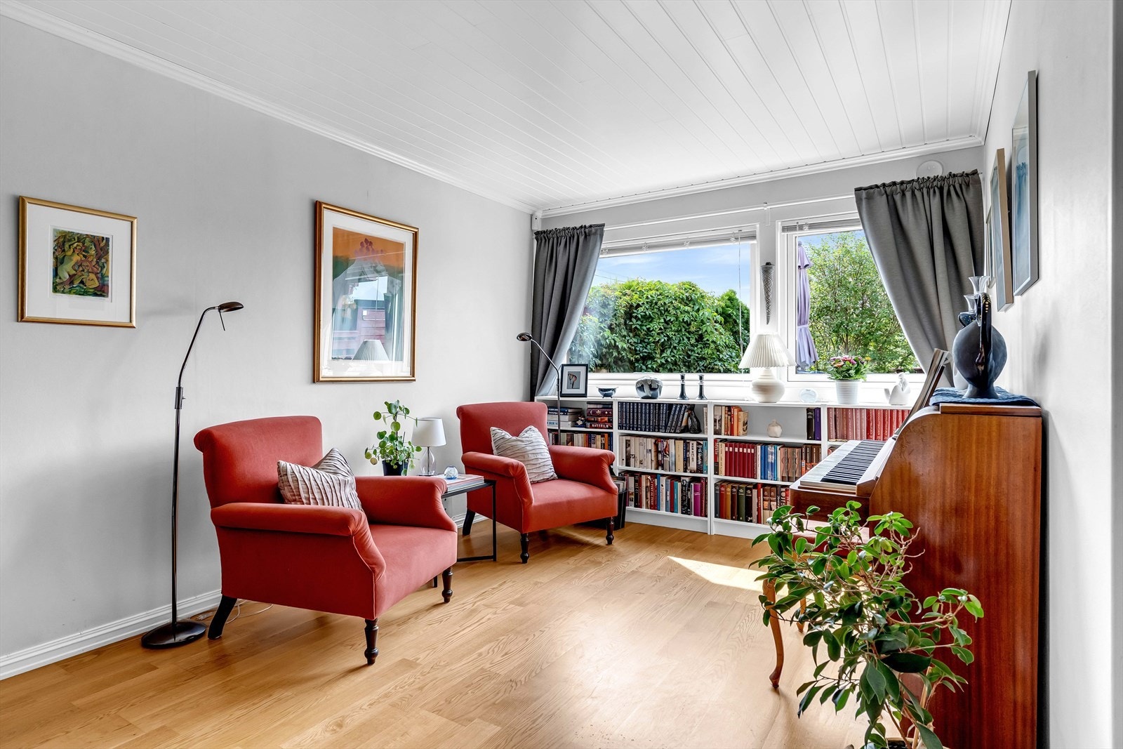 Stuen er romslig og enkel å møblere med forskjellige soneinndelinger. Galleribilde