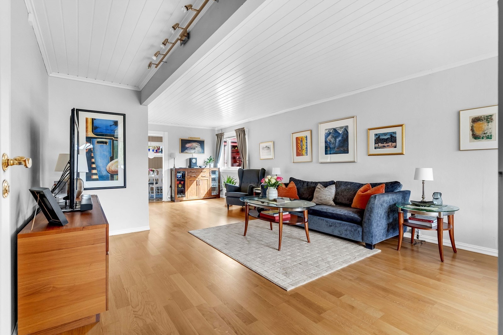 Dette er et familievennlig rekkehus med attraktiv beliggenhet i "gullrekka" på Skjetten. Galleribilde