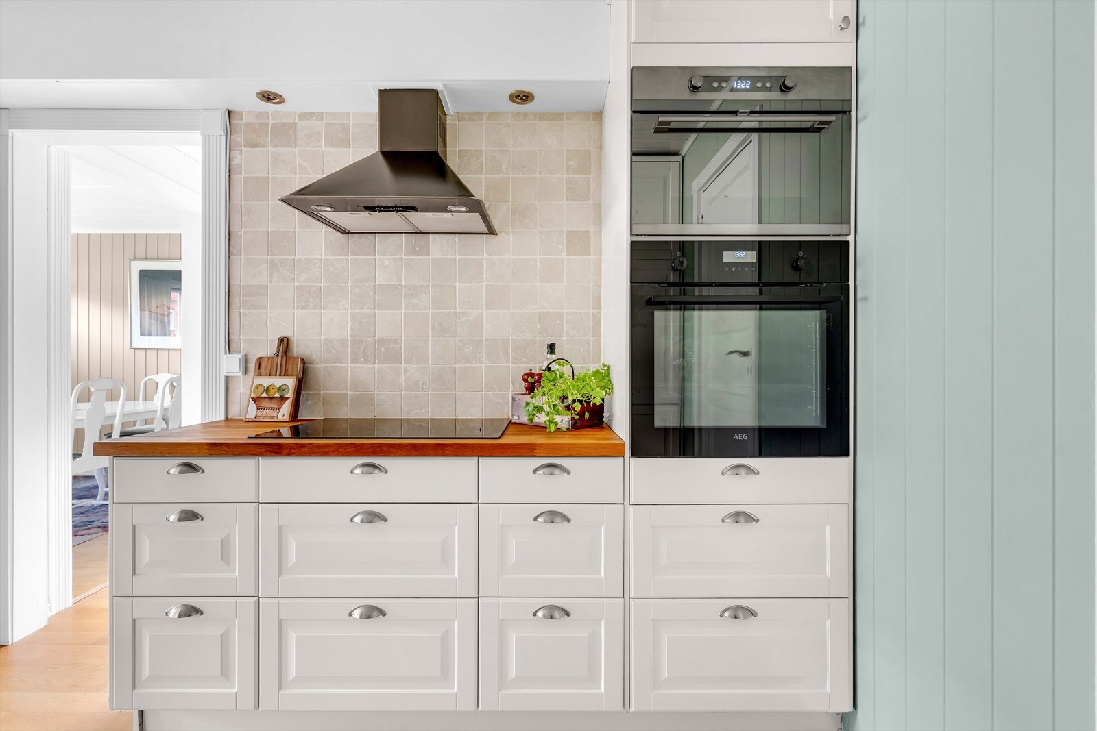 Kjøkkeninnredningen har profilerte fronter og kombinerer moderne løsninger med et klassisk preg. Galleribilde