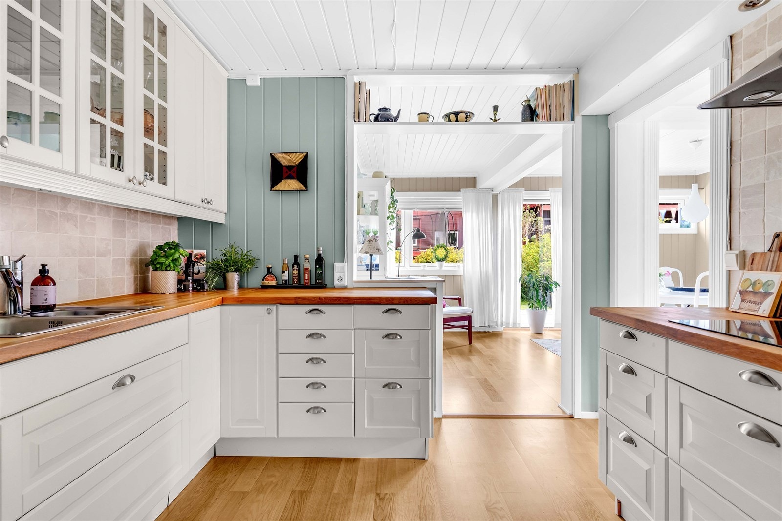 Kjøkkenet er separat fra stuen, men har likevel to luftige utganger. Galleribilde