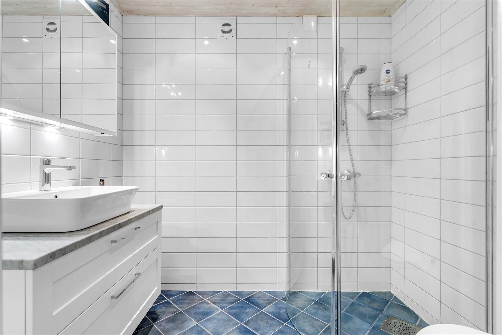 Baderom med flislagte vegger og gulv med elektrisk gulvvarme. Galleribilde