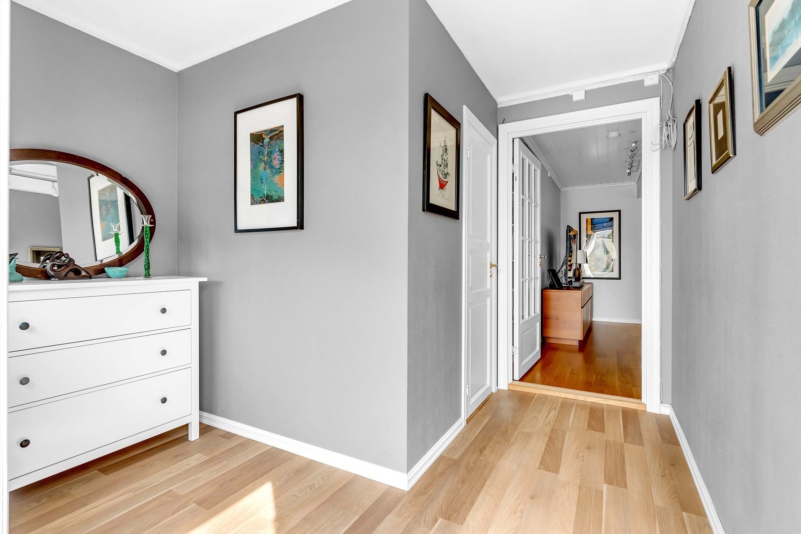 Velkommen inn! Entreen gir et godt førsteinntrykk av boligen, og har god plass til yttertøysgarderoben. Galleribilde