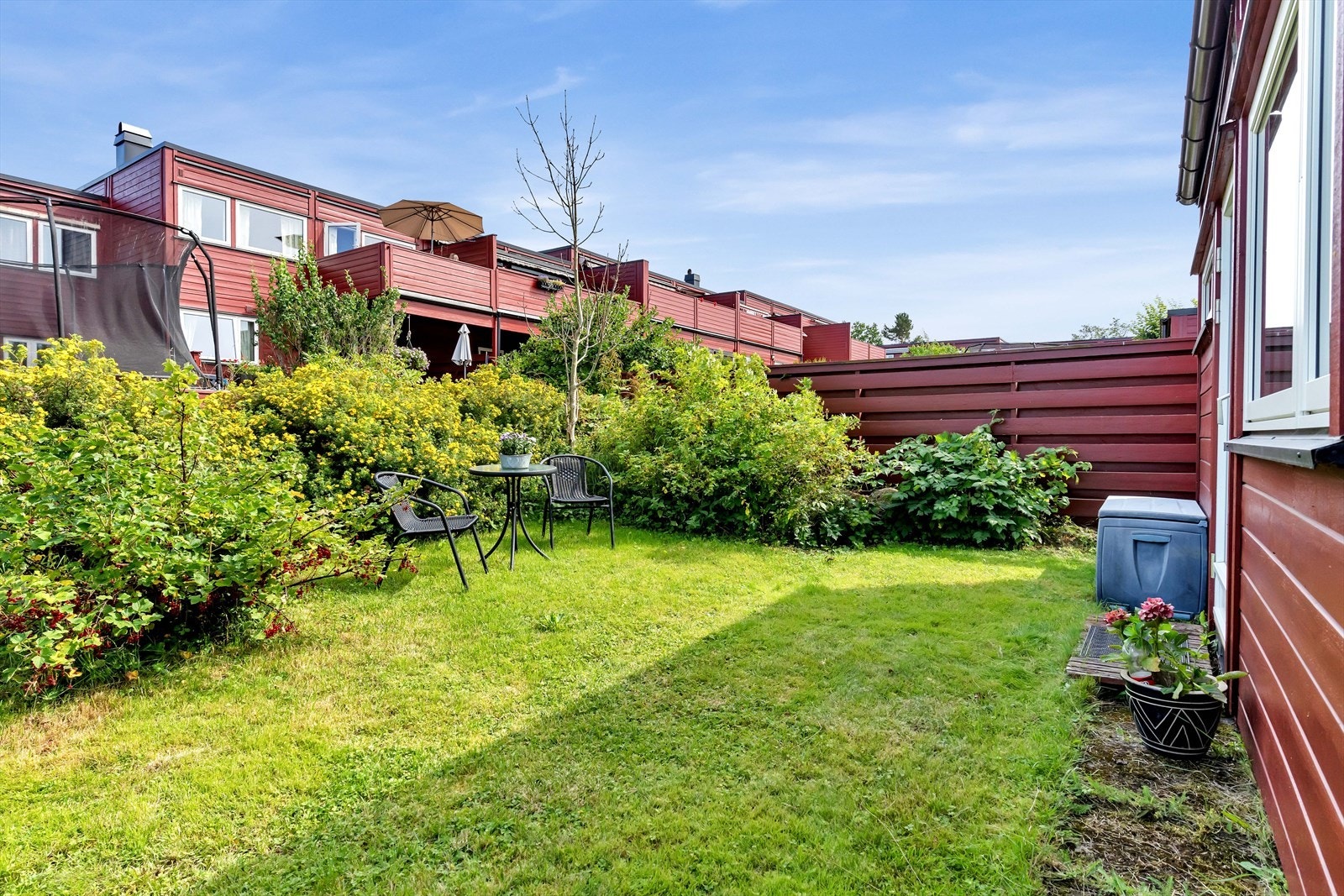 Lettstelt og romslig hage med utgang fra spisestuen! Her er det god boltringsplass for både store og små. Galleribilde