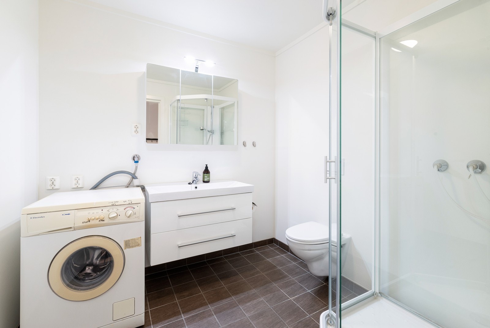 Badet er innredet med vegghengt Galleribilde