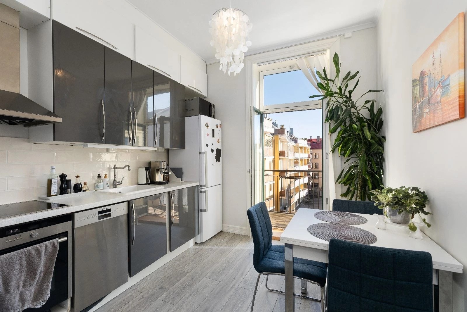 Fint separat kjøkken med utgang til østvendt balkong Galleribilde