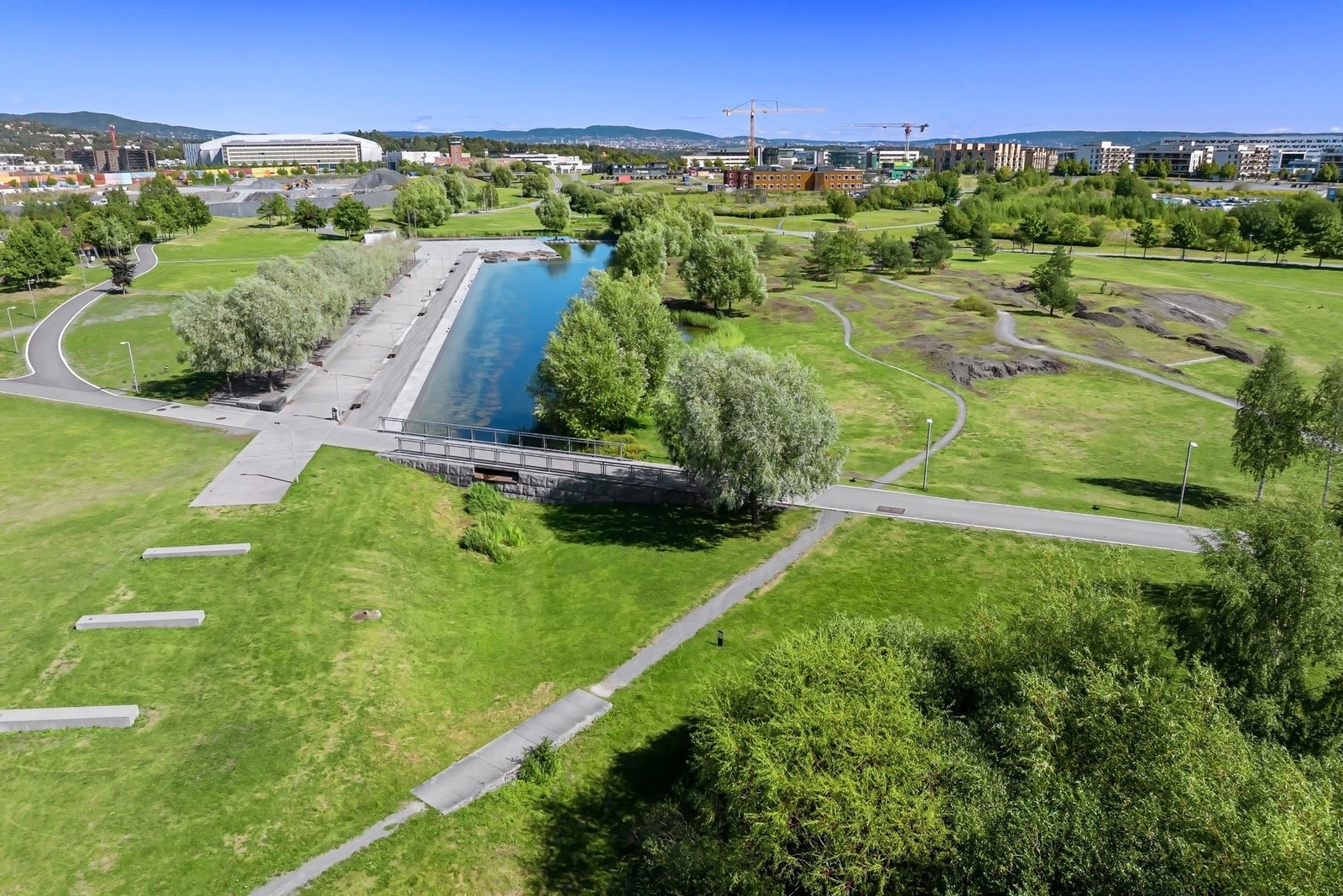 Med Nansenparken like i nærheten, har du kort vei til gang- og sykkelstier, vannkanal, en vakker dam, lekeplasser og treningsapparater - perfekt for deg som ønsker å bruke nærmiljøet til rekreasjon, trening og aktivitet. Galleribilde