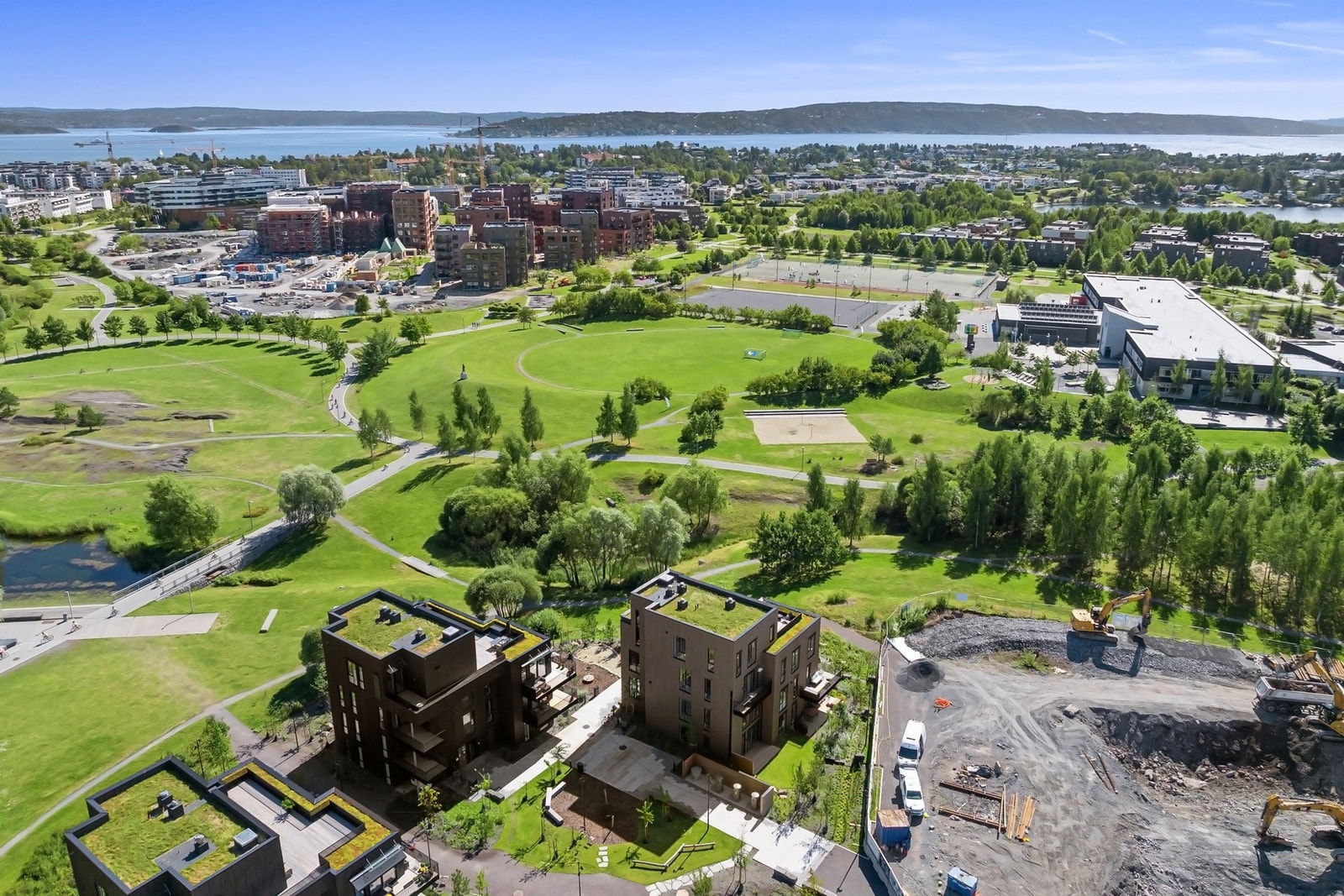 Turveier, småbåthavn, sjøflyklubb og badeplasser ligger alle i korte avstander fra eiendommen. Galleribilde