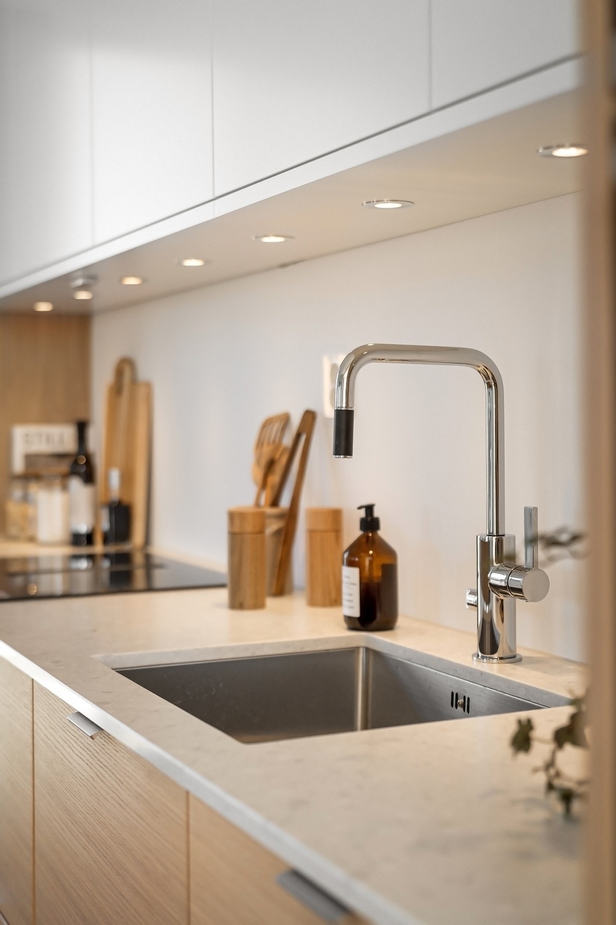 Integrert belysning under overskapene på kjøkkenet. Galleribilde