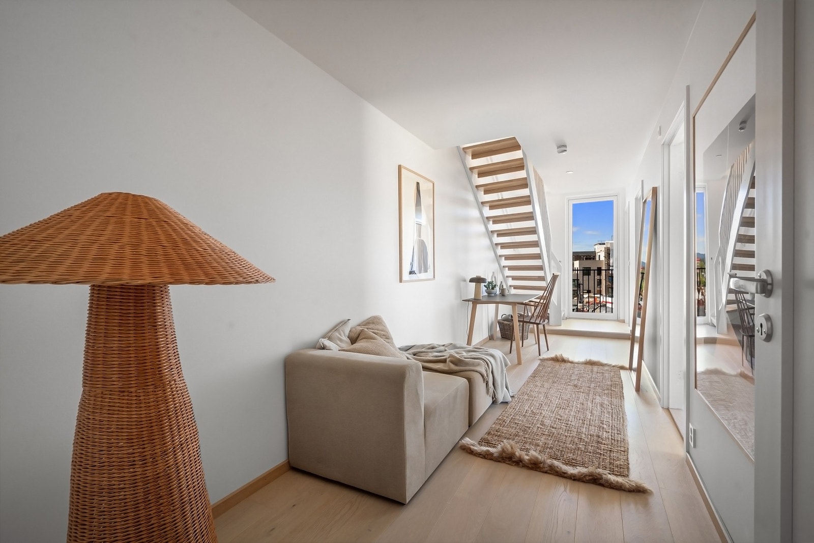 Gangen i 3.etasje har flere møbleringsmuligheter og utgang til balkong på 6 kvm. Galleribilde