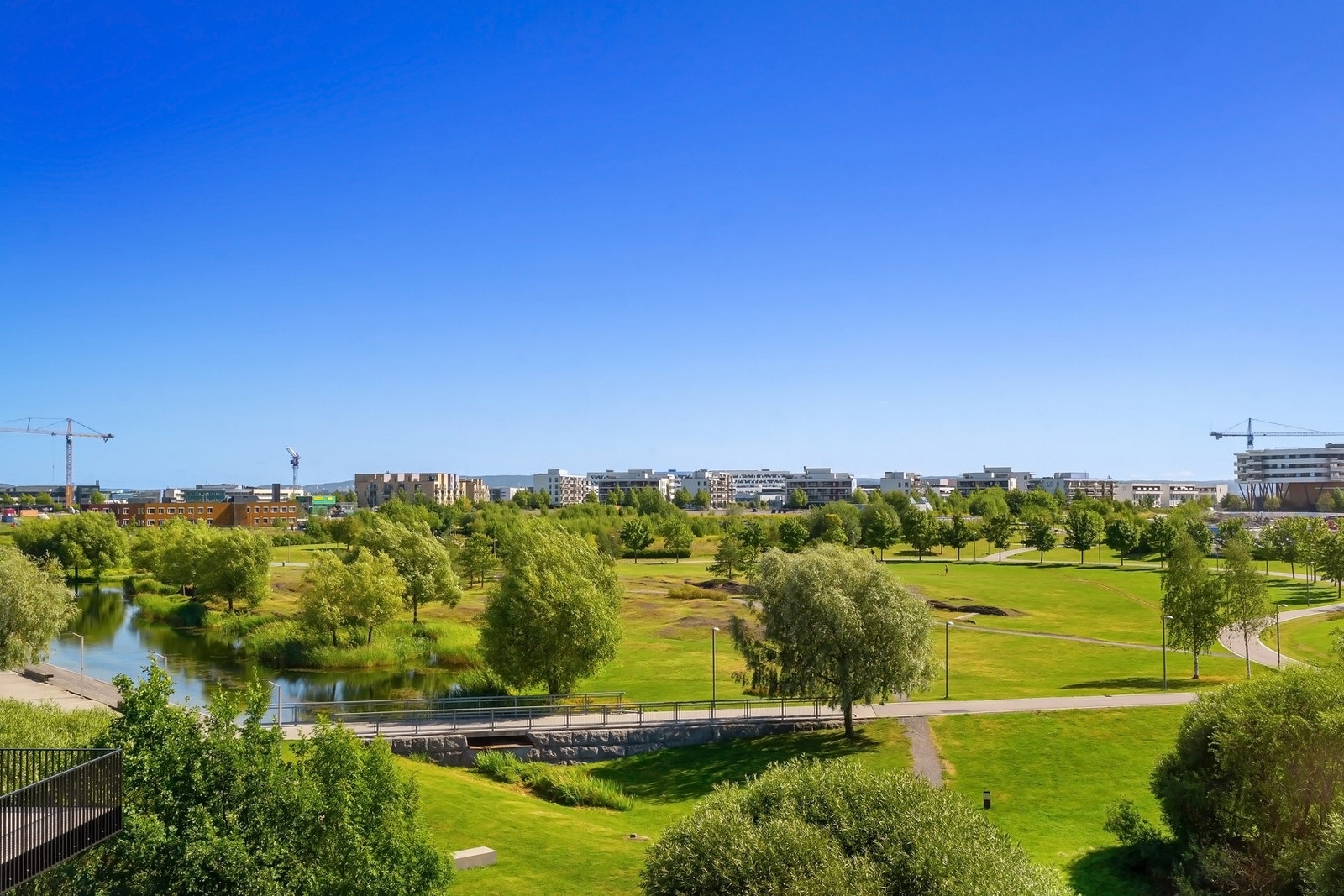 Rett ved finner du Fornebu S, verdens mest miljøvennlige kjøpesenter. Senteret er stort og moderne med hele 80 butikker og konsepter. Galleribilde