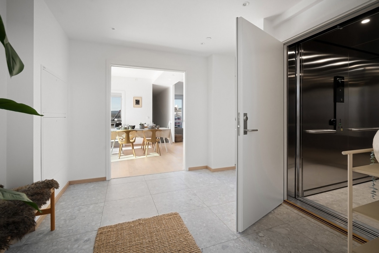 Lys og innbydende inngang fra heis direkte inn i leiligheten, med god plass til å ønske gjester velkommen. Galleribilde