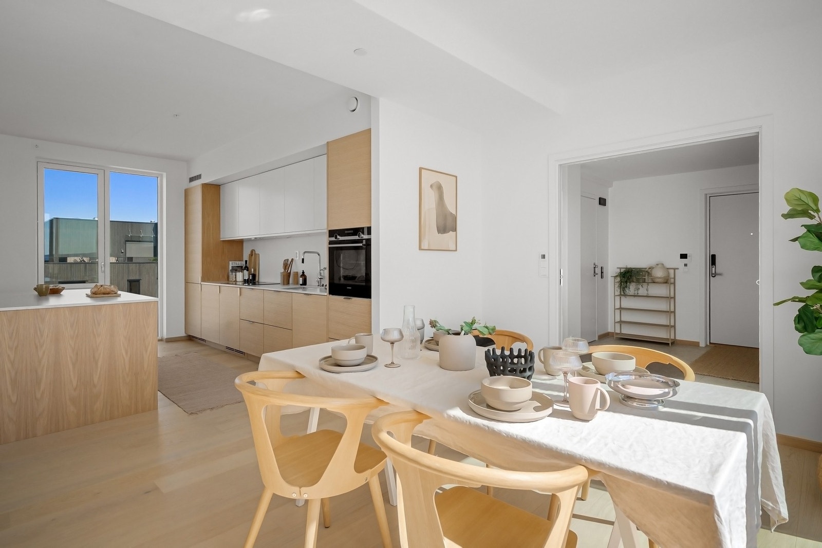 Det er èn-stavs hvitpigmentert eikeparkett gjennomgående på gulv. Galleribilde