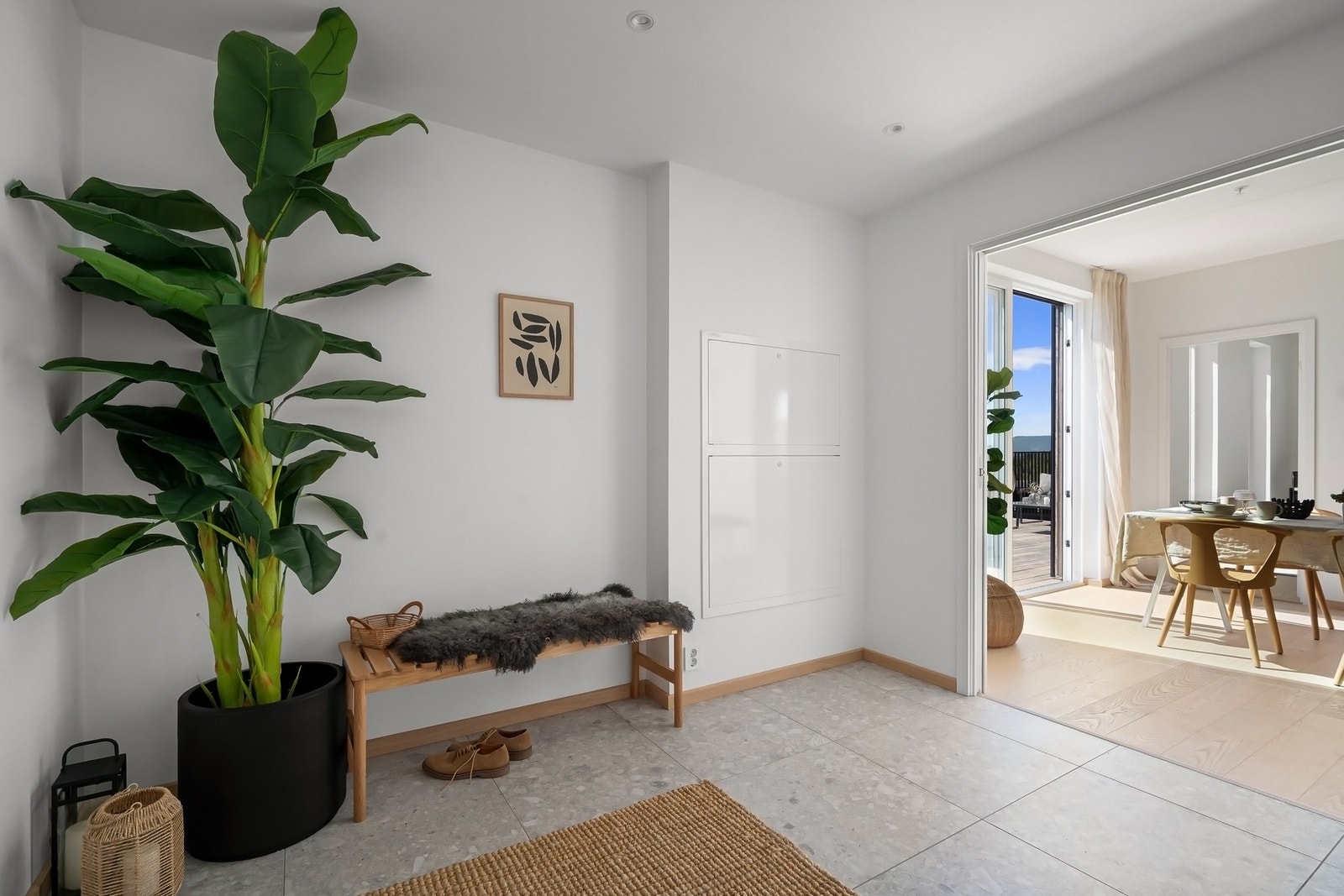 Åpen forbindelse videre inn mot stue og kjøkken med store vindusflater og flott utsikt. Galleribilde