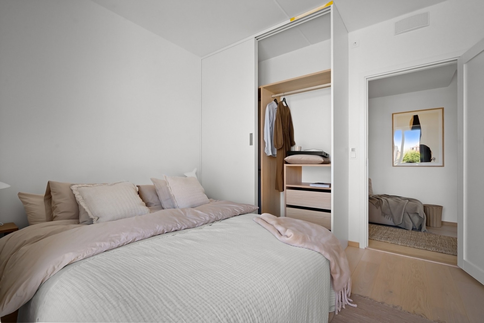 Hovedsoverommet har en skyvedørsgarderobe med god plass til oppbevaring. Galleribilde