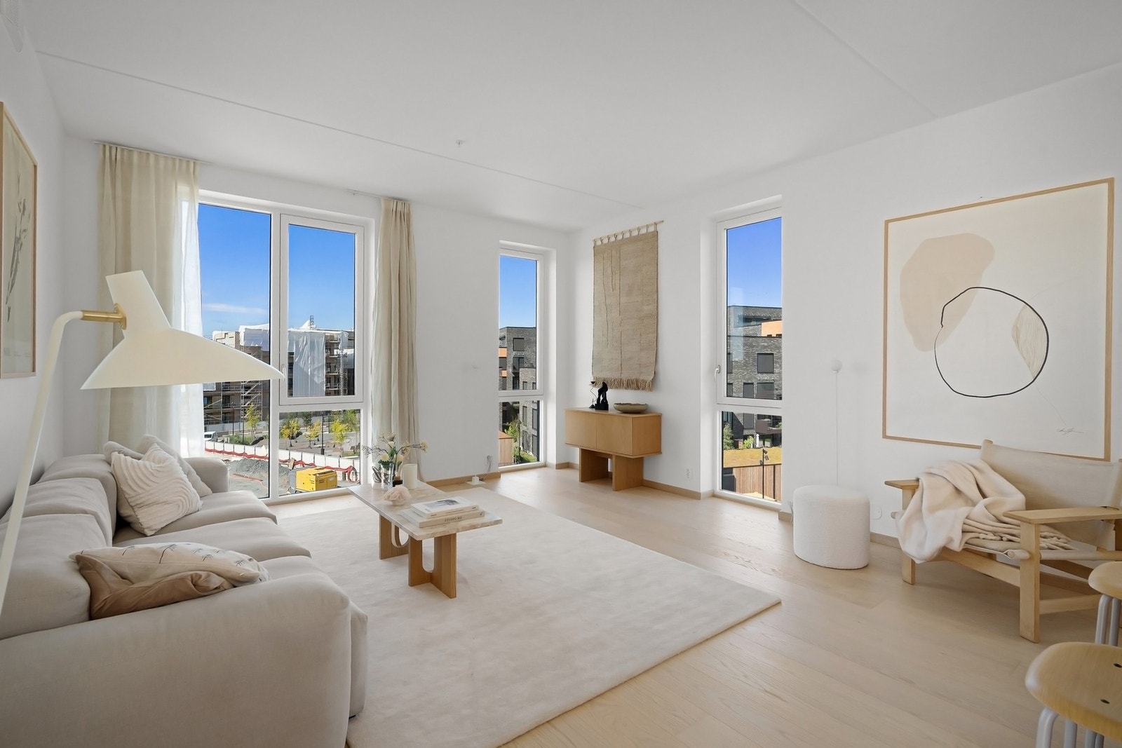 Lyst og luftig stue med store vindusflater. Galleribilde