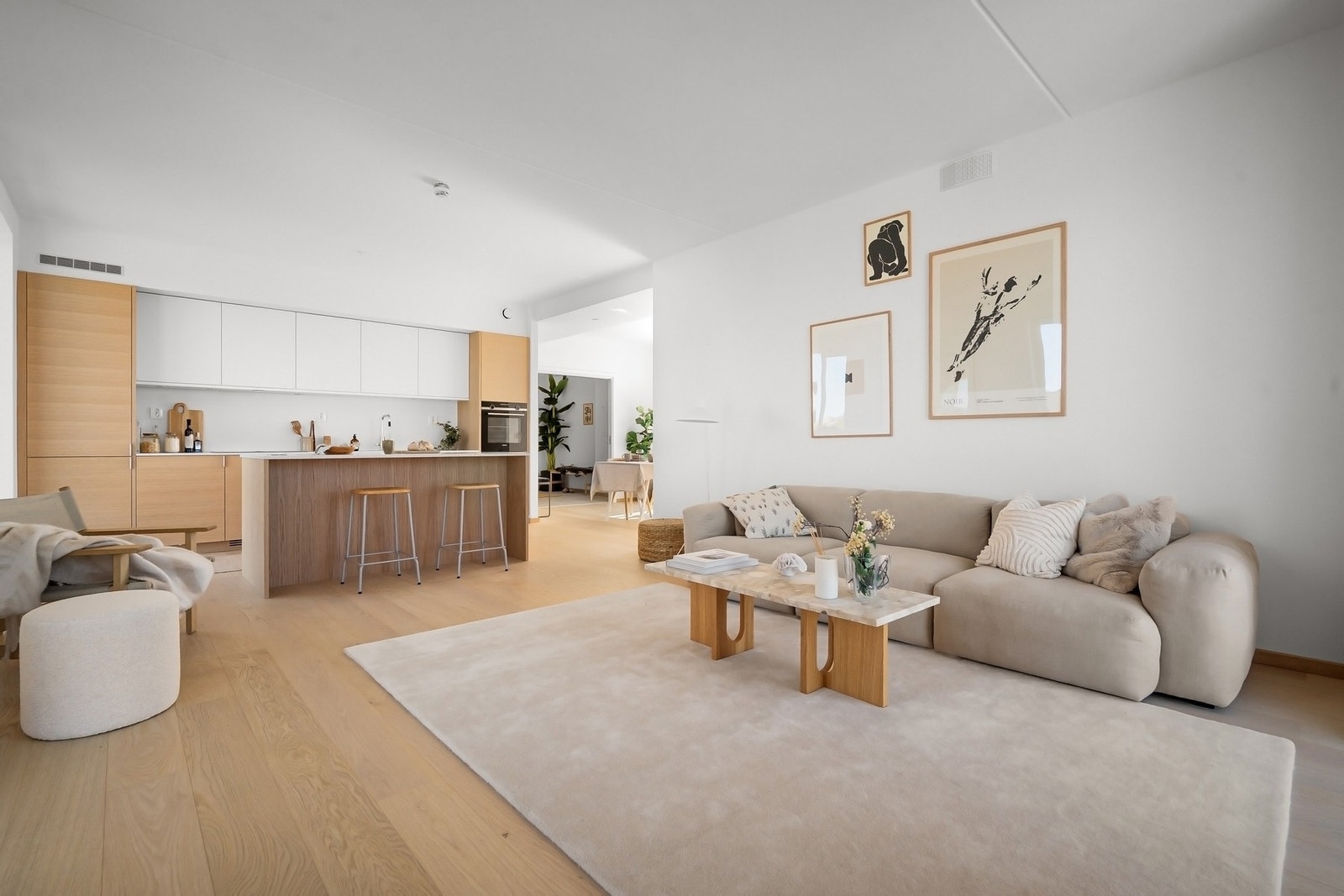 Åpen stue- og kjøkkenløsning med moderne design og god plass til både matlaging og sosialt samvær. Galleribilde