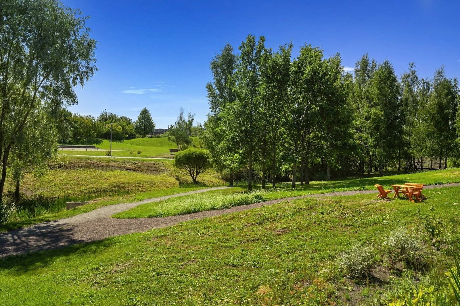 Konseptet Tett på byen, tett på naturen er utviklet for Storøykilen og tar naturen tilbake slik den var før flyplassen eksiterte og skal underbygge og dyrke det stedskarakteristiske og frodige. Galleribilde