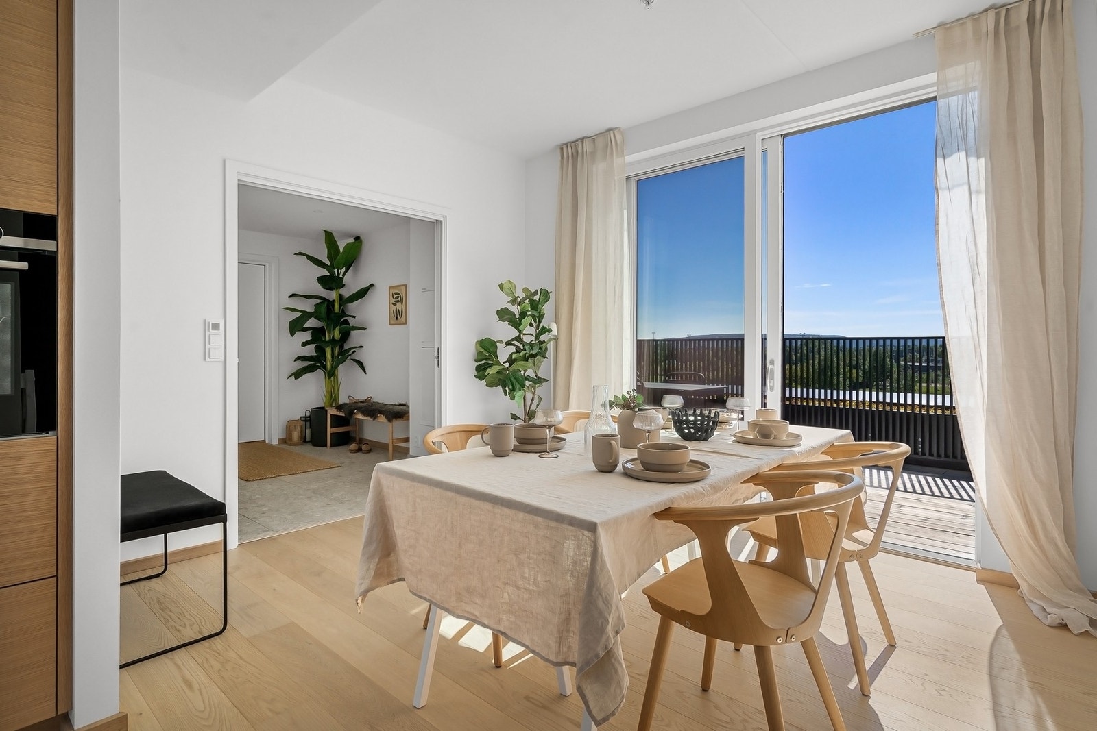 Utgang til solrik takterrasse. Galleribilde