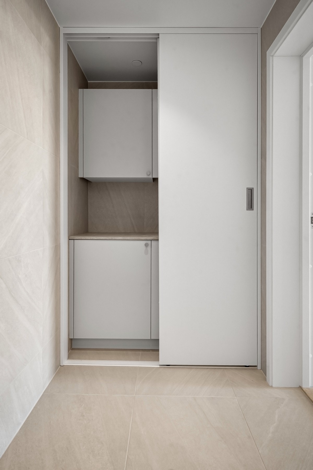 Praktisk innbygget skap med skyvedør, perfekt for oppbevaring av vaskemaskin, tørketrommel og rengjøringsutstyr. Galleribilde