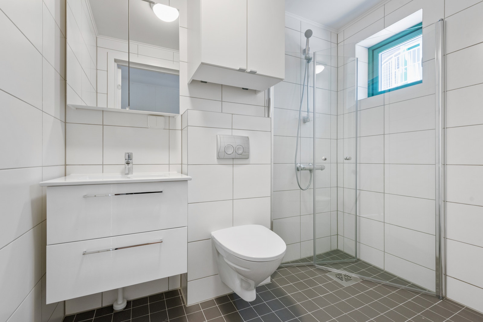 Badet er av god størrelse med masse skapplass. Galleribilde