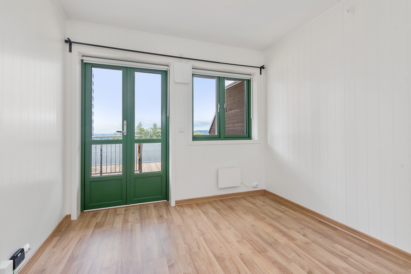 Plass til seng/sofa med medfølgende møblement. Galleribilde