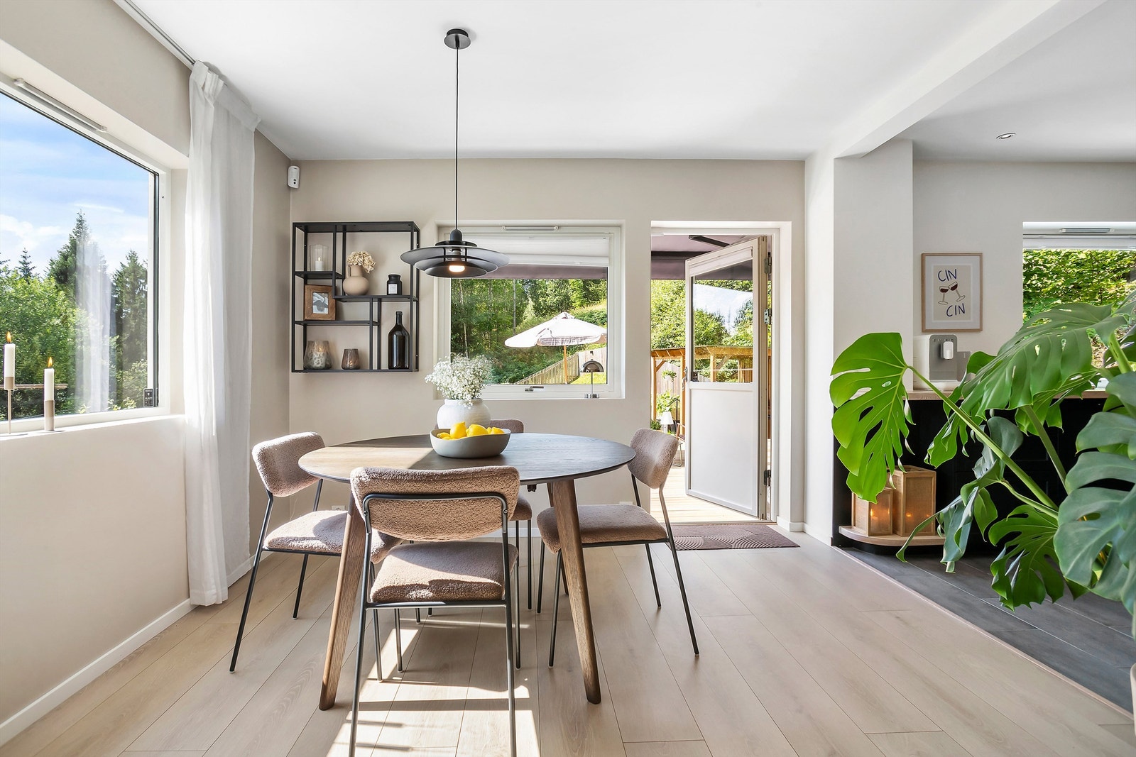 Utgang til terrasse/hage fra spisestuen Galleribilde