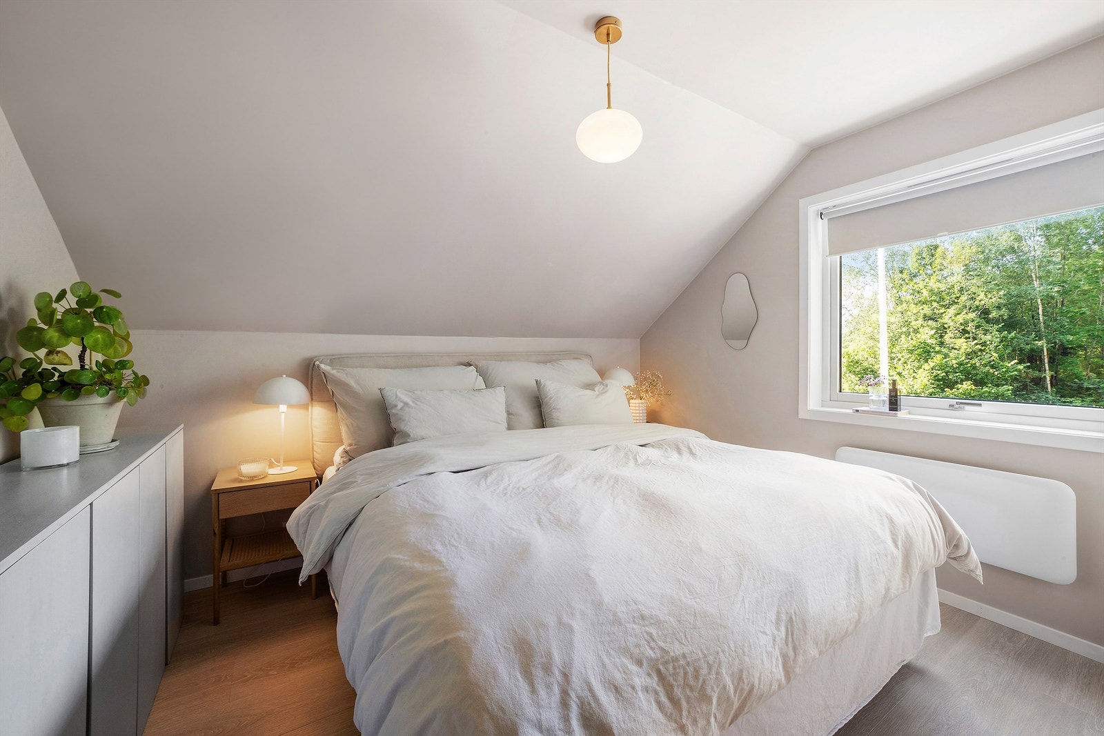 Soverom innredet med dobbeltseng Galleribilde