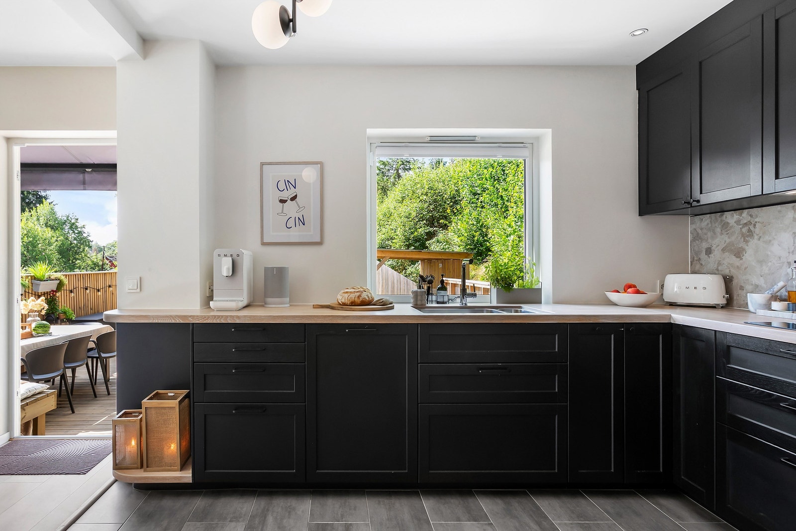 Vindu ut mot terrasse og hageområde Galleribilde