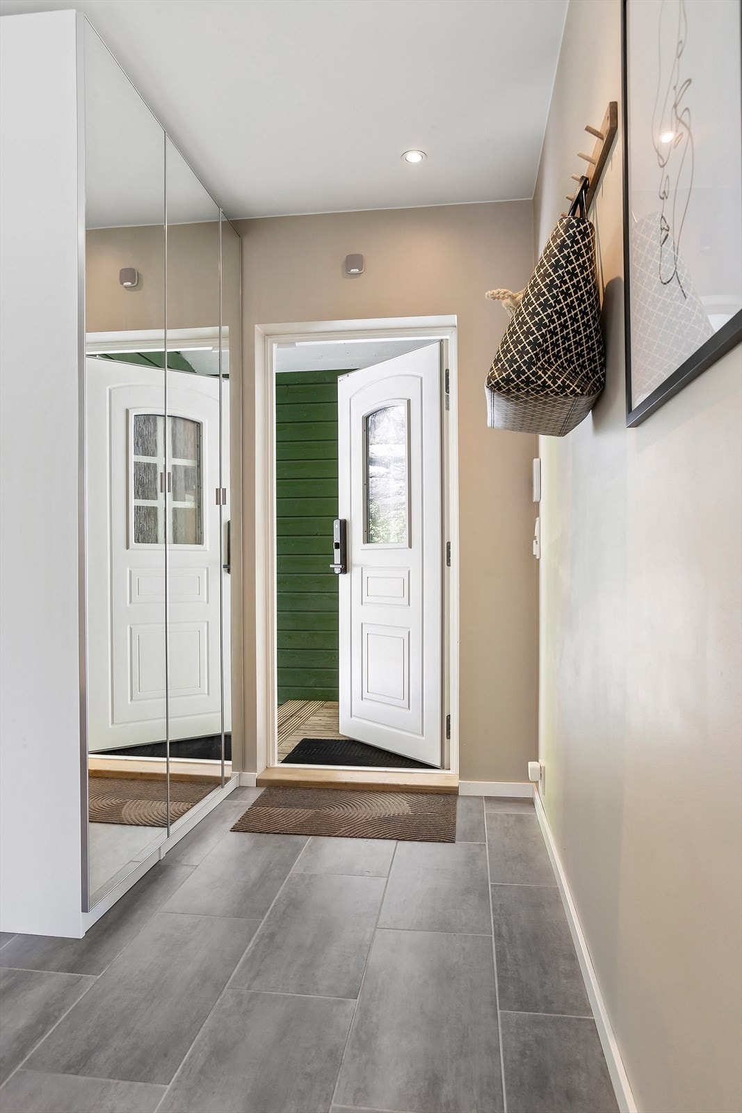 Flislagt entré med gulvvarme Galleribilde