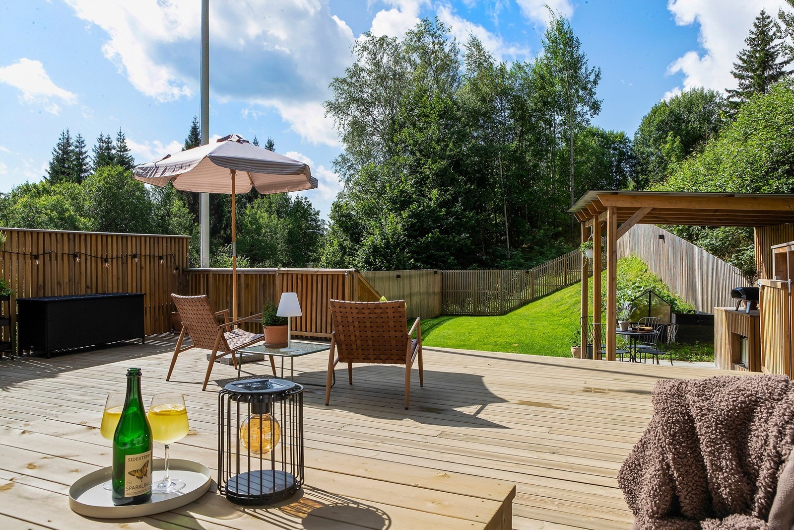 Terrassen er skjermet og har utsikt mot grøntområder Galleribilde