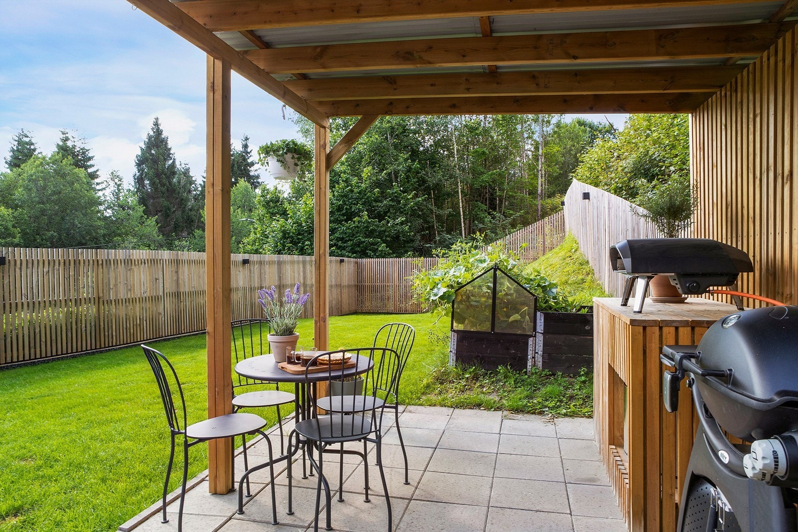 Platting med overbygg - perfekt som grillplass Galleribilde