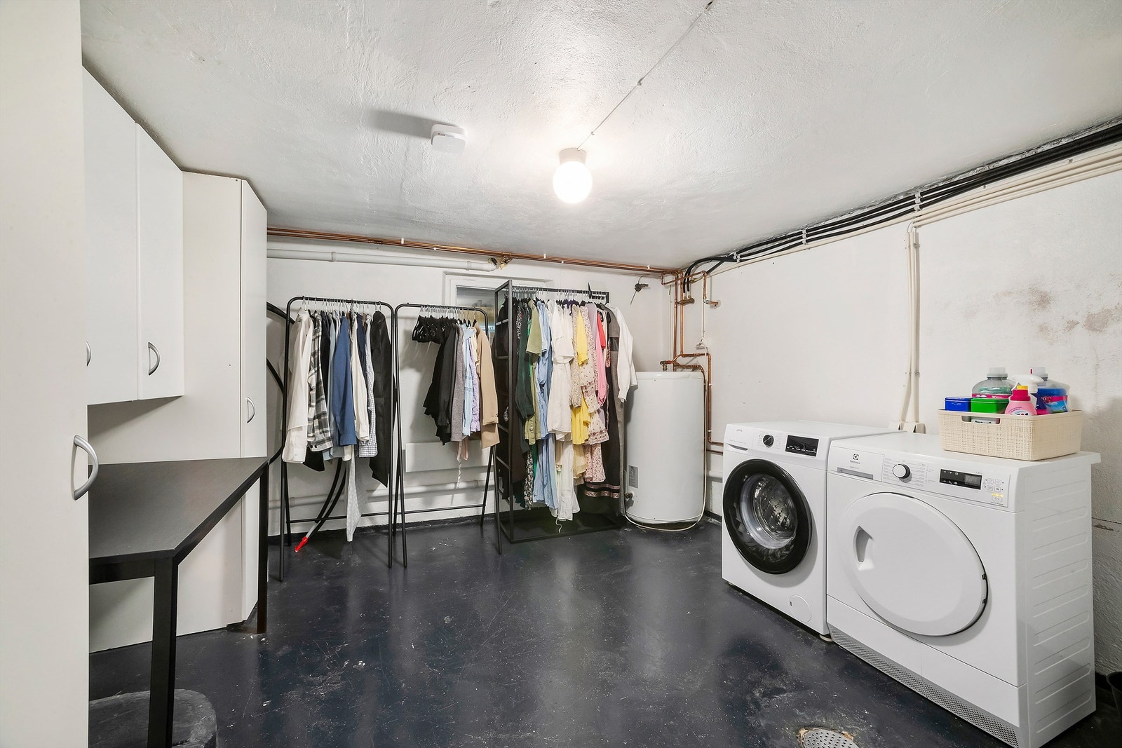 Vaskerom med god størrelse og opplegg for vaskemaskin, samt tørketrommel Galleribilde