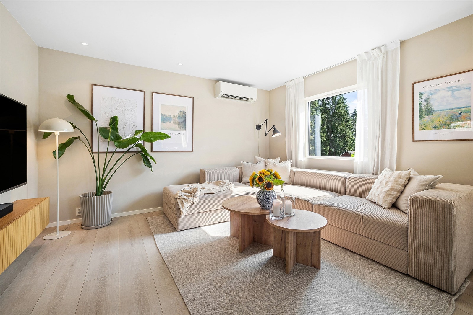 Varmepumpe montert på vegg i stue Galleribilde