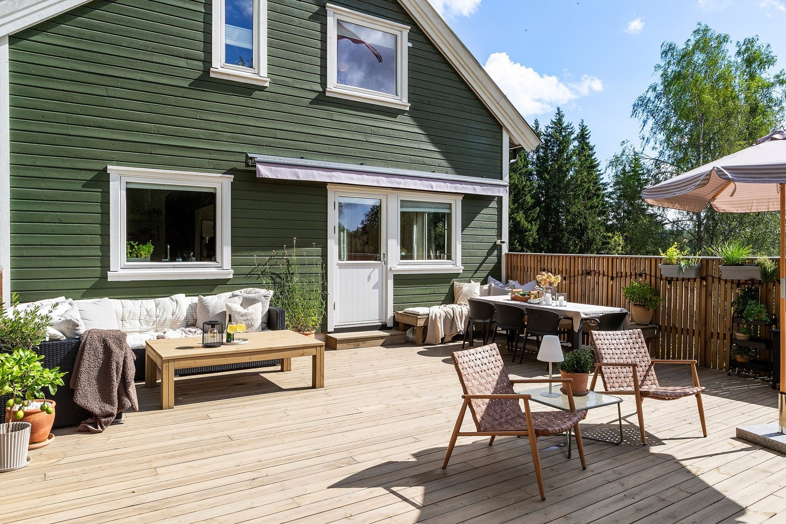 Romslig terrasse innredet med flere soner Galleribilde