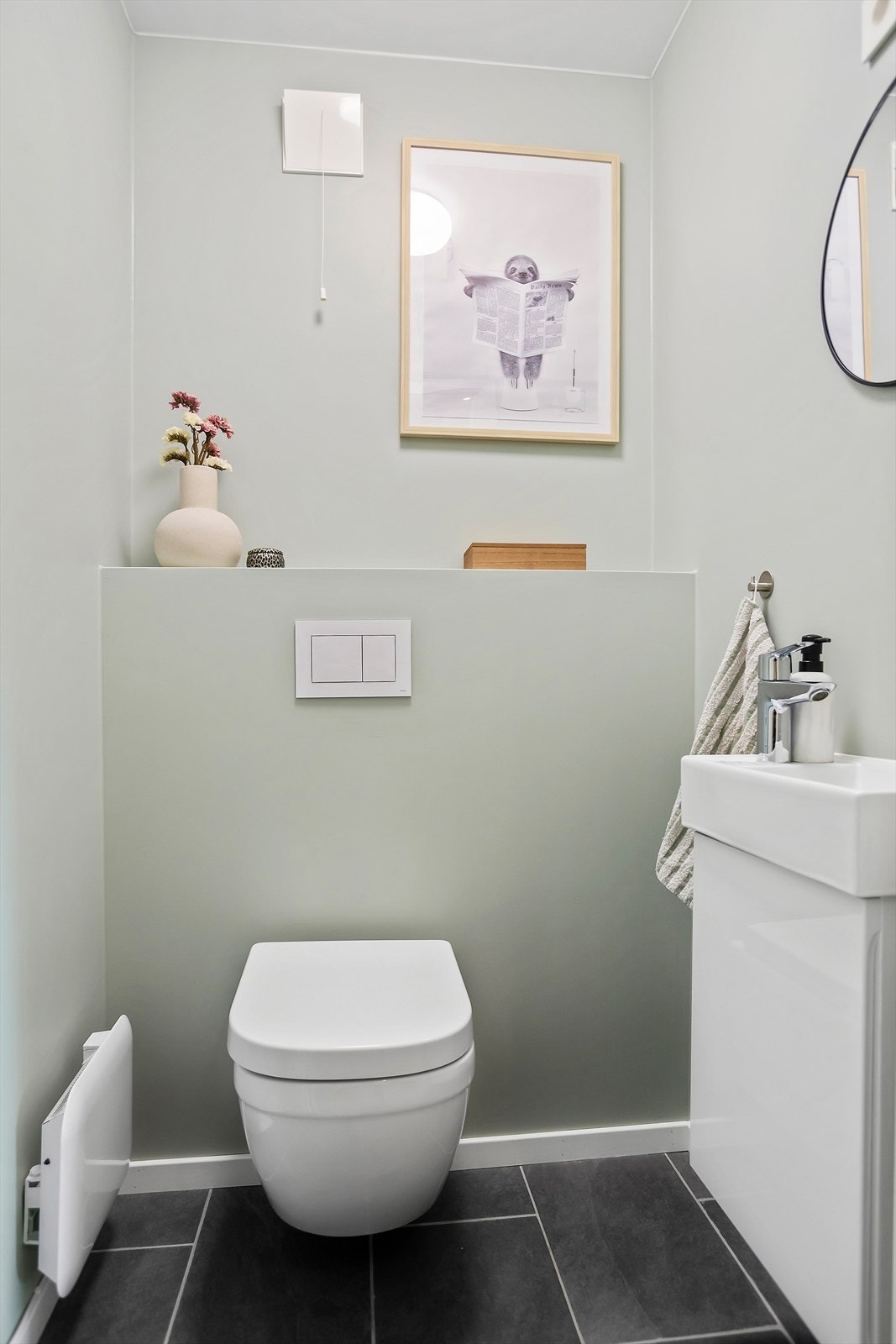 Toalettrom med flislagt gulv Galleribilde