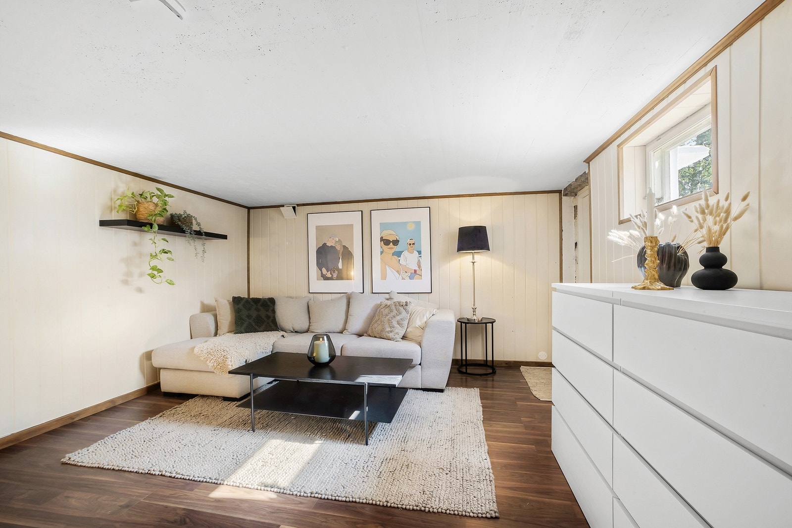 Vegger lagt med stående panel og gulvet lagt med laminat Galleribilde