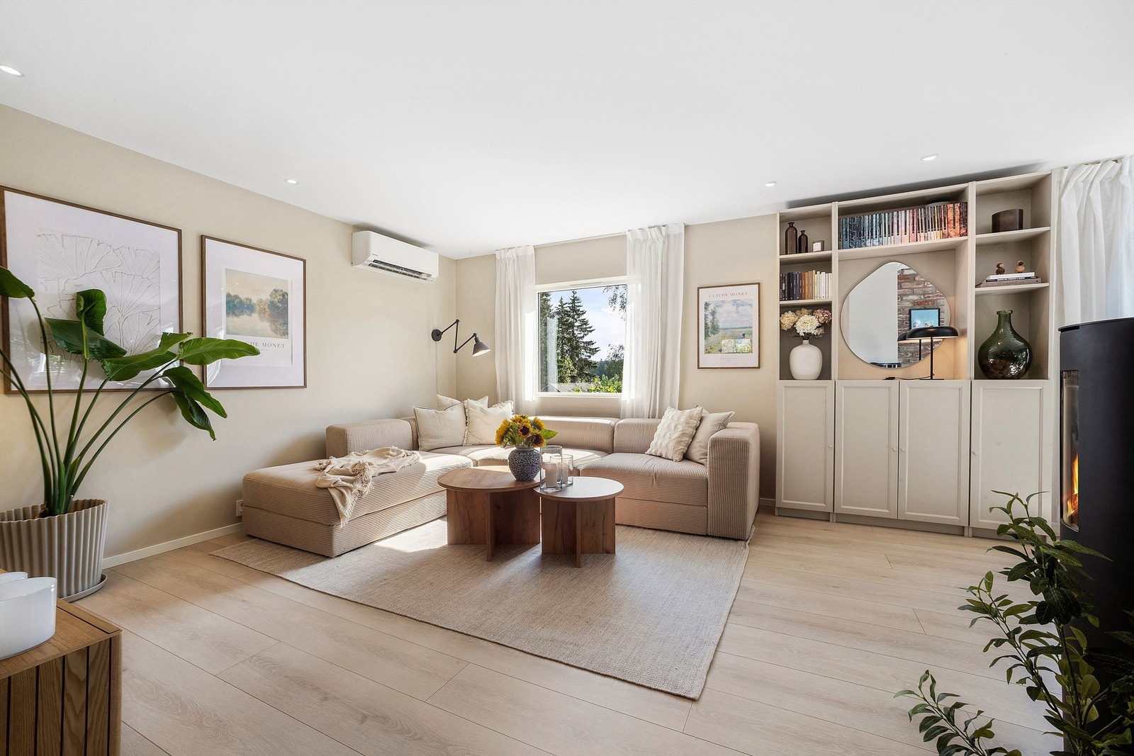 Flott stue med vegger malt i tidsriktige farger og gulv av lys laminat Galleribilde