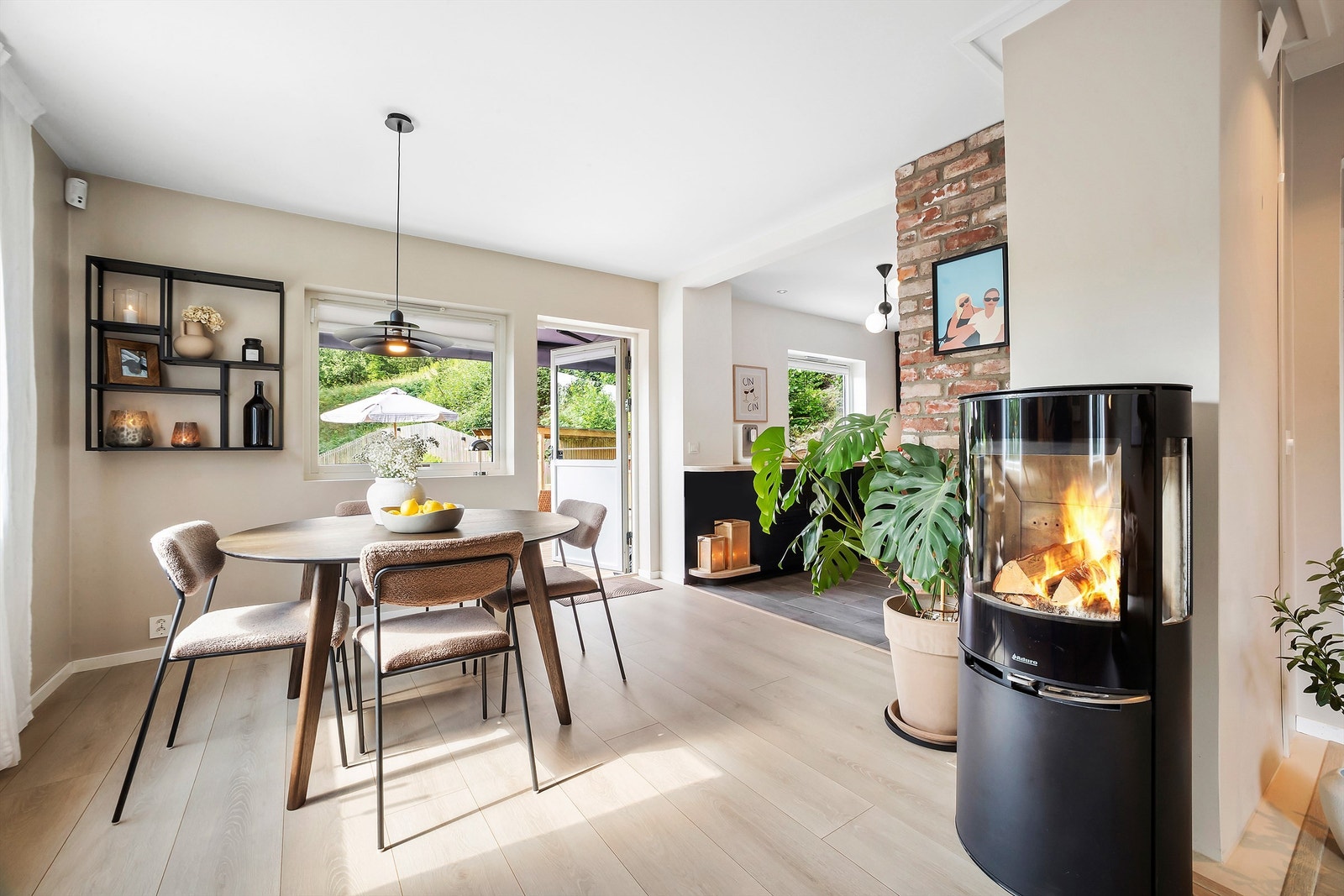 Spisestue plassert praktisk tilknyttet kjøkkenet Galleribilde