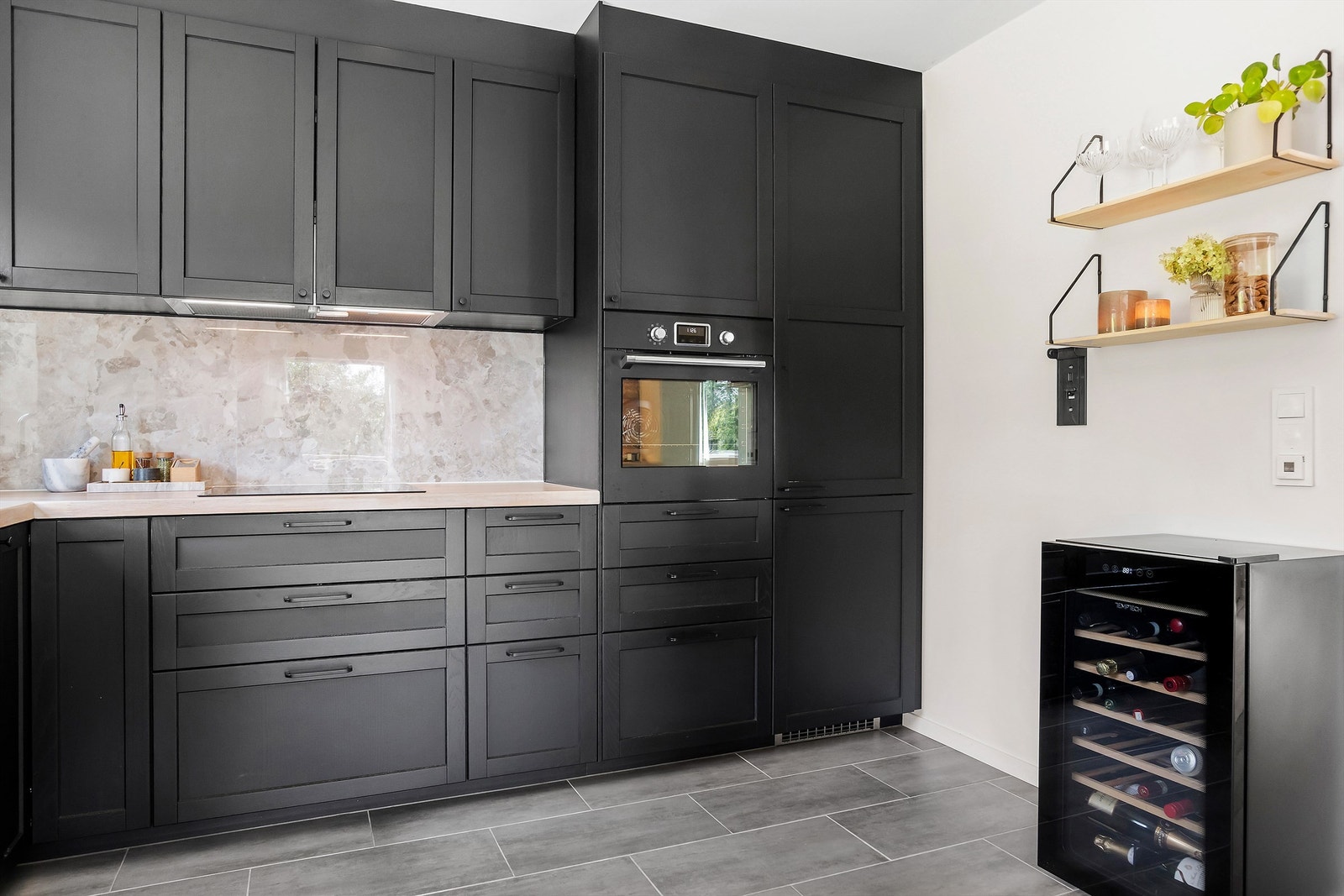 Kjøkkenet er godt utstyrt med integrerte hvitevarer og høyskap Galleribilde