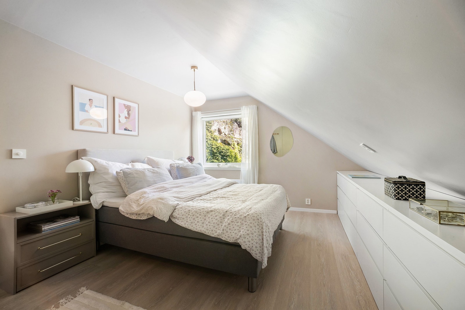 Hovedsoverom innredet med dobbeltseng og garderobeløsninger Galleribilde