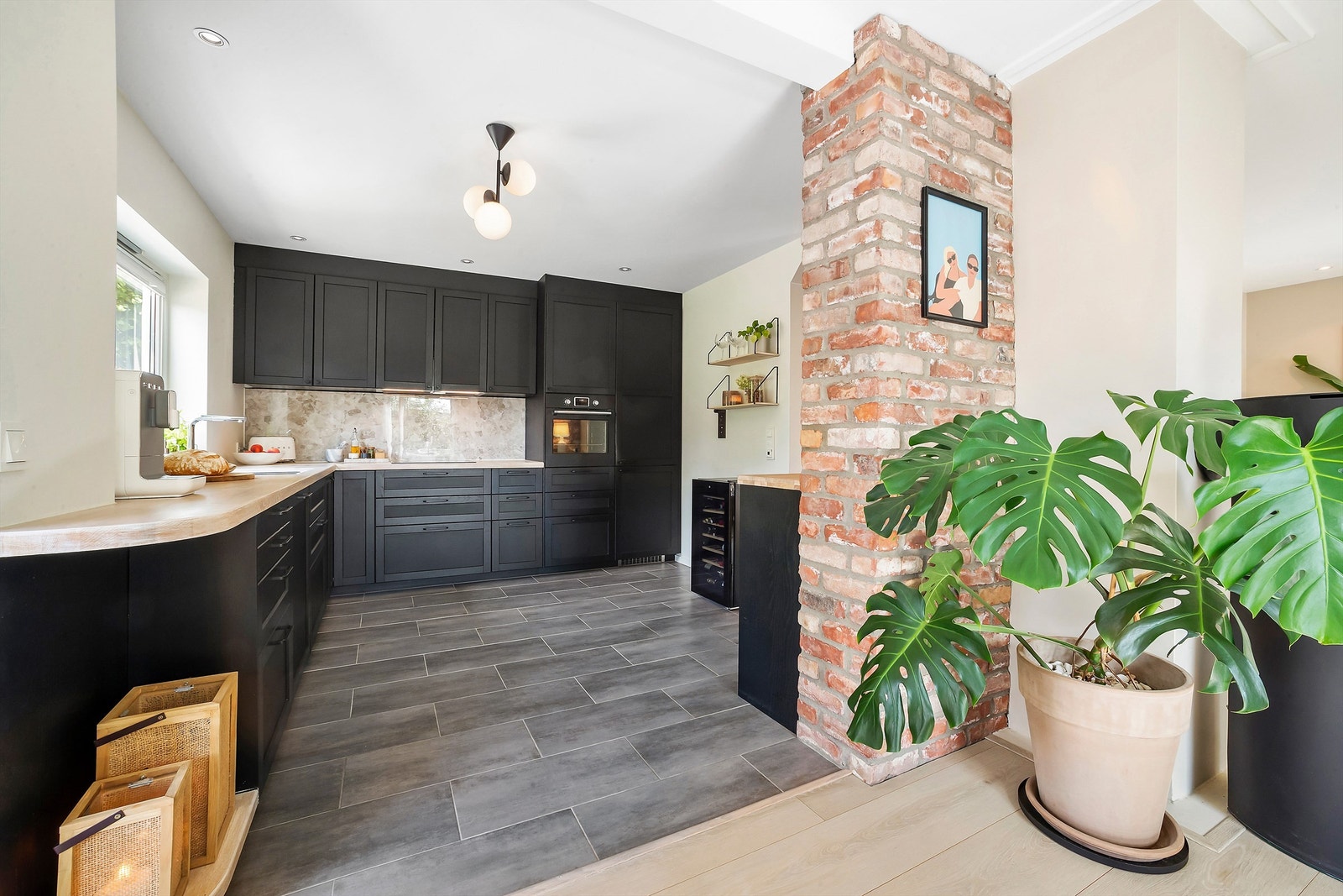 Moderne kjøkken fra 2020 med profilerte fronter Galleribilde