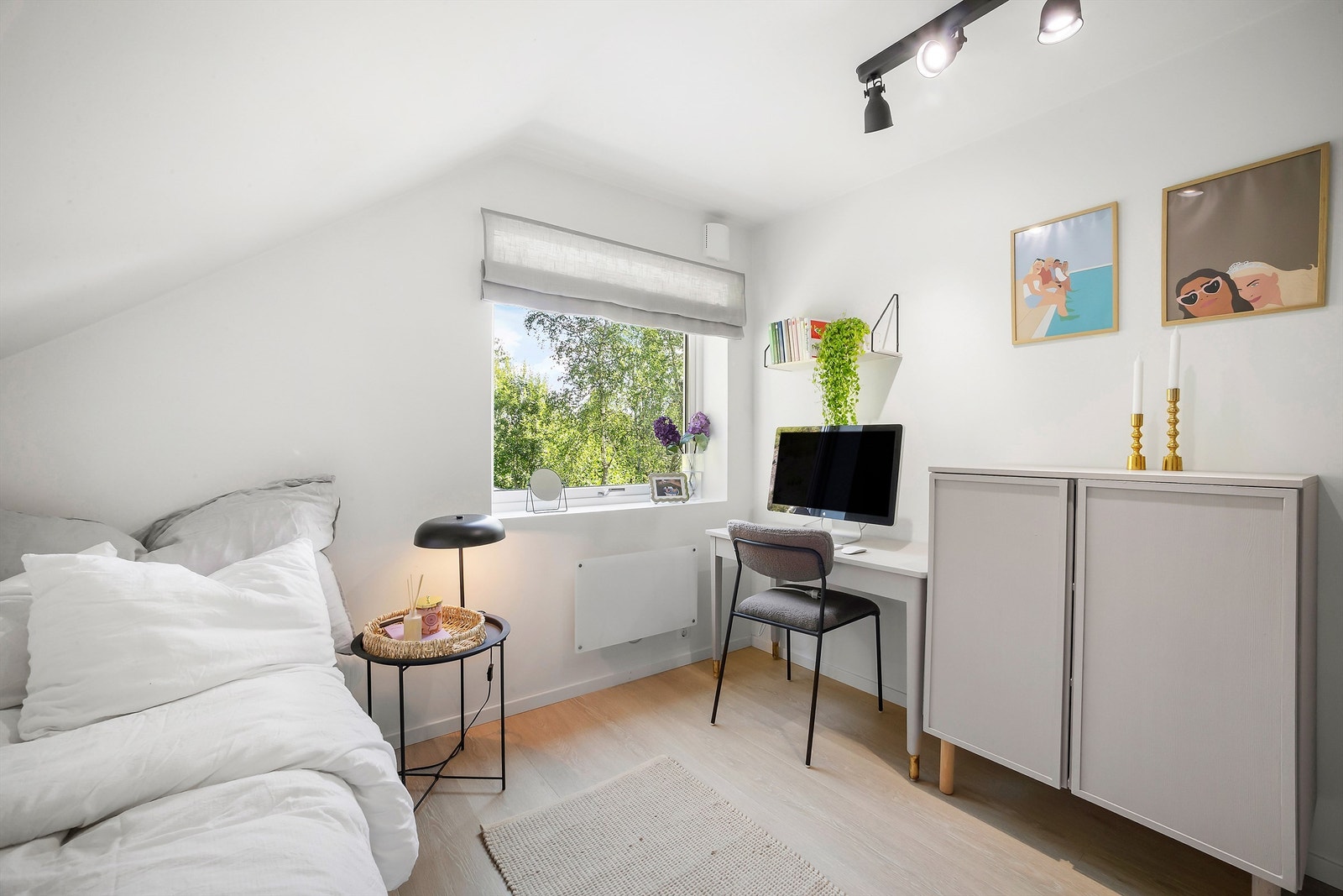 Soverom innredet med enkeltseng og skrivebord Galleribilde