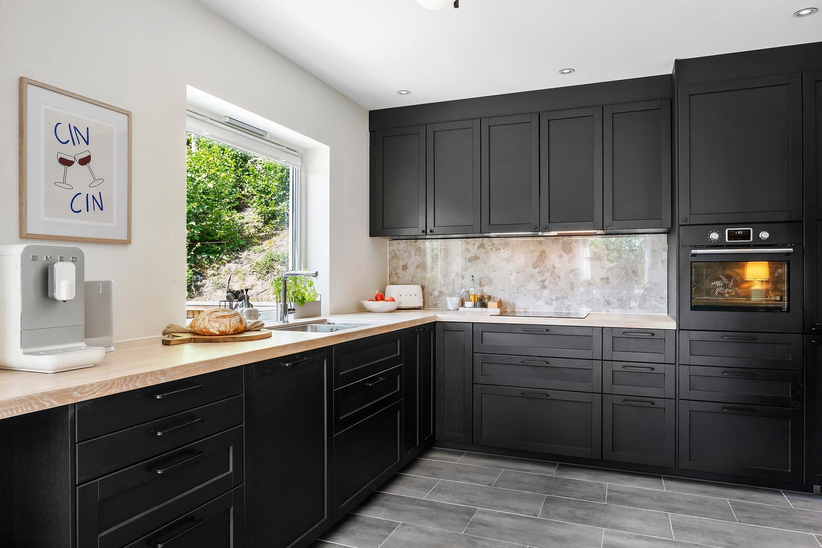 Benkeplaten er av heltre med oppvaskkum i rustfritt stål Galleribilde